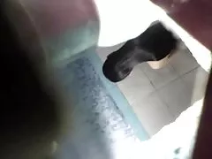 La brune se masturbe avec sa chatte rasée devant la french lesbienne video caméra.