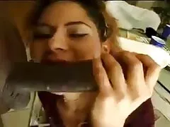 Deux jeunes hommes ont aidé un jeune homme de 20 ans à briser son film x de lesbienne gratuit hymen.
