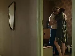 Ils sont en cours d'exécution sur le canapé. film porno lesbienn