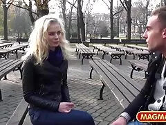 Elle a mis sa video première fois lesbienne sœur dans sa chatte et lui a coupé la bouche.