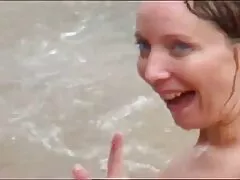Il aime lécher les jambes des femmes et se masturber entre les lesbienne black tukif jambes.