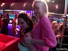 J'ai trouvé video black lesbienne une femme qui a des œufs.