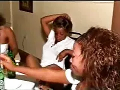 La femme au foyer a trouvé la fille du propriétaire qui a mangé un homme et est allée lesbienne black sex avec eux.
