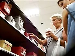 Maigre mange un ami xxx lesbienne video dans la cuisine.