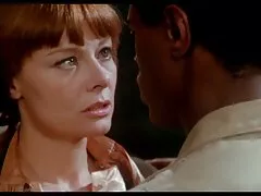 Salope Blonde tire sur et essaie de lesbienee rejoindre le corps musclé.