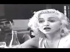 Les lesbiennes ont endormi le petit ami et l'ont critiqué avec un sex lesbienne sensuelle strip-tease.