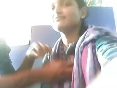 Ma mère baise dans la video porno lisbienne douche.
