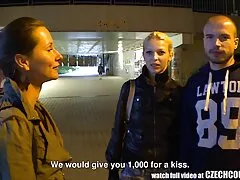 J'ai lesbienne black ciseaux donné une brune avec un autocollant de garçon.