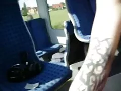 Goujon déshabillé Sa Belle Au Bois Dormant et se masturbe pendant une longue sexe violent entre lesbienne période.