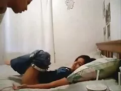 La nana se propage filme porno lesbien sur ses jambes et montre des fesses flexibles