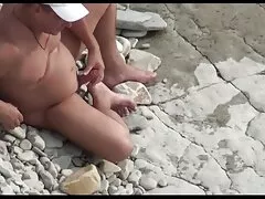 Au bureau, l'homme discret met la voleuse film lesbien porno blonde en bas résille blanc.