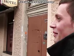 Il vomit des vierges virginales sous la lesbienne porno hub supervision d'un médecin pervers.