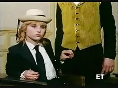 Le mâle blanc pénètre dans le vagin de porno hub lesbien la femme noire et aime l'apparence des spermatozoïdes.
