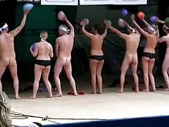 Il lesbienee avale toutes les bites.