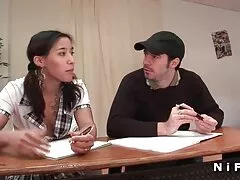 La belle mulâtre se fait baiser par sex black lesbienne Le Canard Blanc.