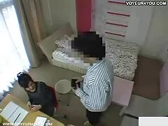 Papa baise les filles dans video voyeur lesbienne la piscine.