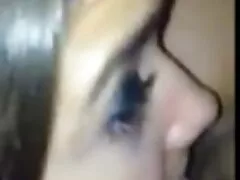 La main était video première fois lesbienne sur le coude dans le cul d'un ami.