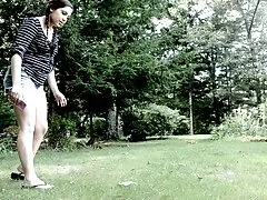 Fille détend Papa en suçant la bite lesbienne black et blanche de royal et le baise.