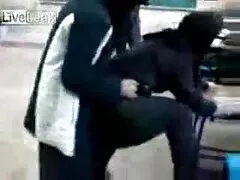 La citrouille donne un coup de pied lesbienne black ebony à une chatte fraîchement rasée.