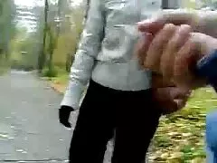 Une fille black lesbienne video sucer un homme dans les bois et on l'emmène.